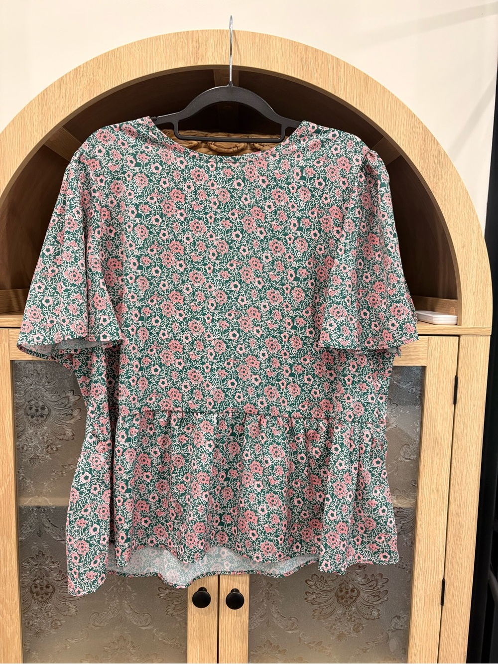 Never worn! Women's Pink Floral Short-Sleeve Peplum Top